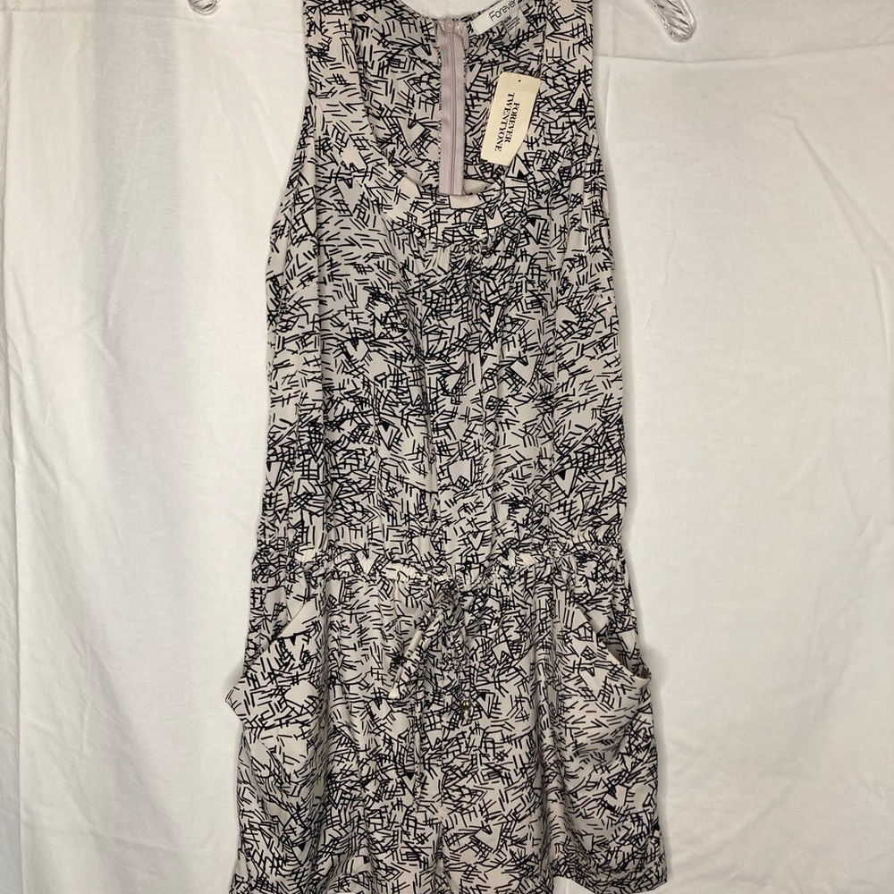 NWT Forever 21 Gray and Cream  Patterned Romper Sz M